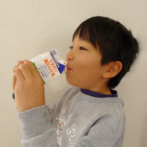 ストローレス紙パック入り牛乳